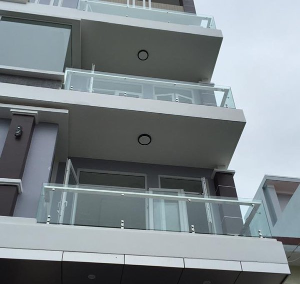 Lan can kính ban công là gì? Lan can kính có bao nhiêu loại?