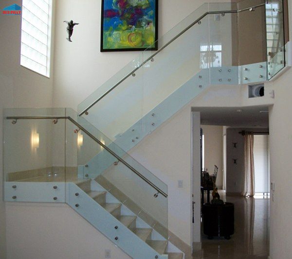 Cầu thang kính tôn thêm vẻ đẹp hiện đại cho ngôi nhà