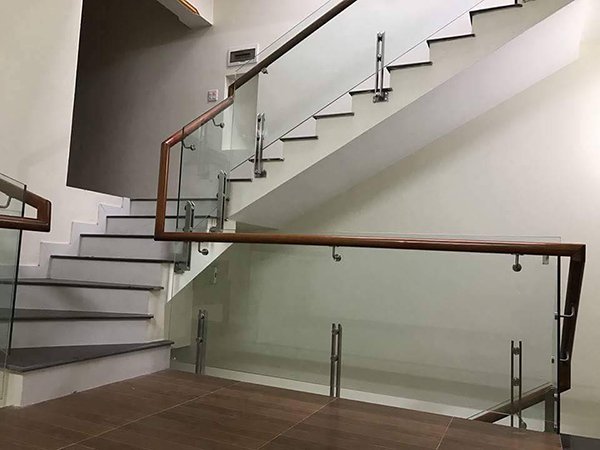 Tại sao sử dụng kính cường lực cho cầu thang