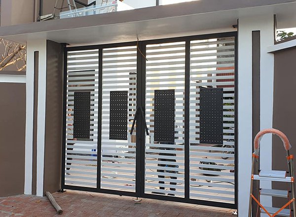 Cổng sắt hộp 4 cánh cho nhà phố