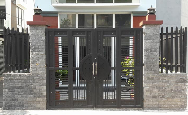Cổng sắt hộp 4 cánh tô điểm cho ngôi nhà hiện đại.