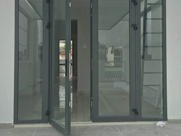 Cửa đi mở quay nhôm Xingfa