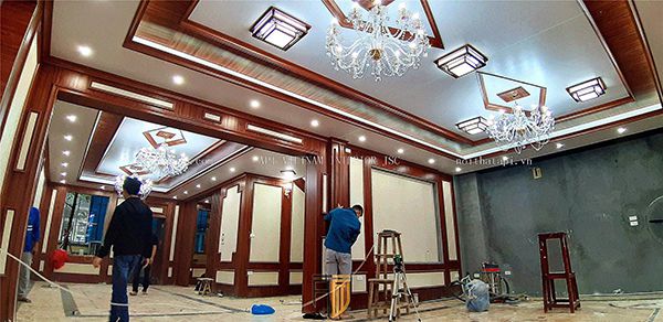 Thi Công Tấm Ốp Nhựa Bằng Khung Xương Hay Gián Keo?