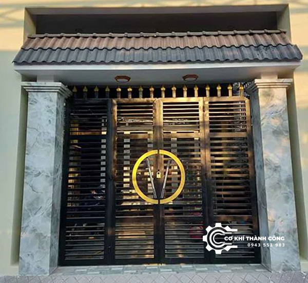 Cổng sắt hộp 4 cánh tô điểm cho ngôi nhà hiện đại.