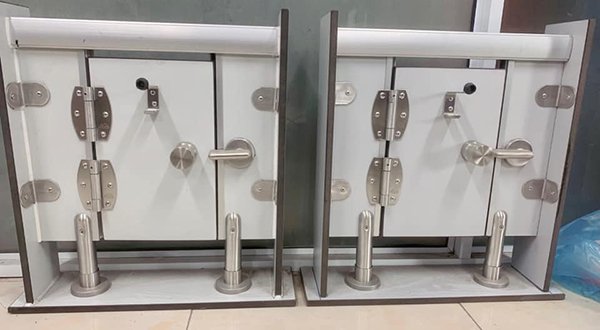 Những phụ kiện inox của vách ngăn vệ sinh