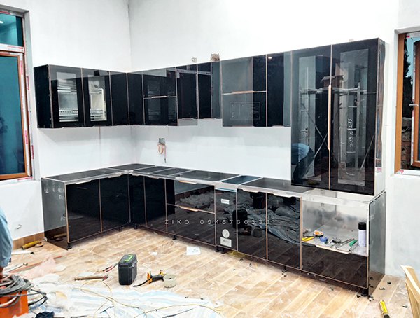 Ưu và nhược điểm của tủ bếp inox cánh kính cường lực