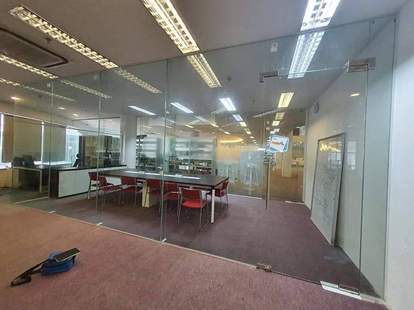 Tại sao nên lắp đặt vách kính cường lực cho văn phòng?