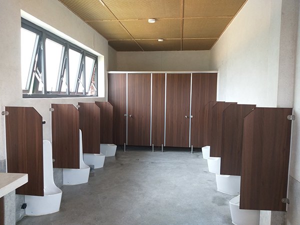 So sánh vách ngăn vệ sinh Compact HPL và ván gỗ MDF