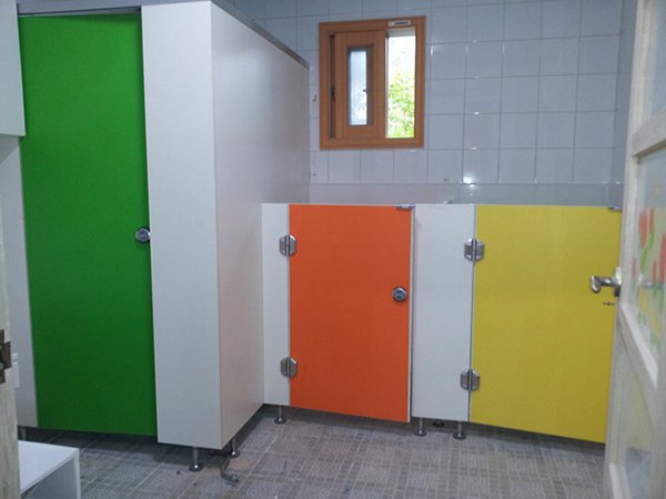 Vách ngăn vệ sinh trường mầm non.