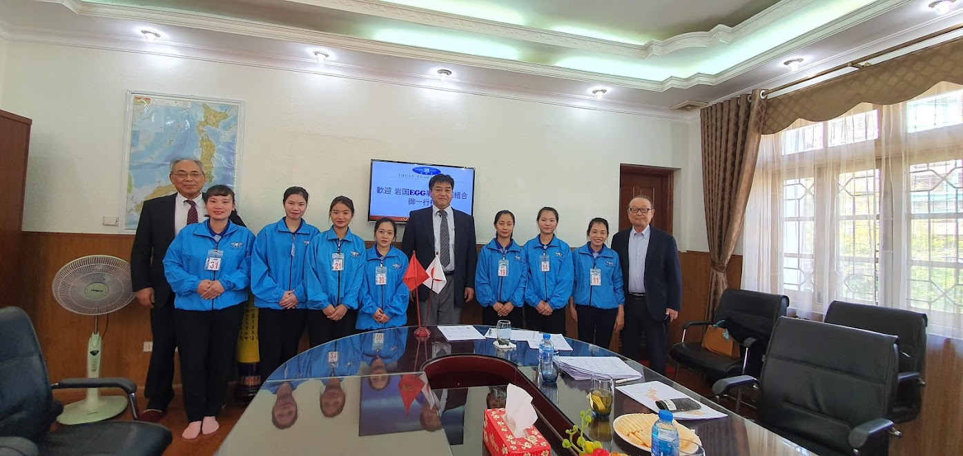 Chụp ảnh kỷ niệm với các ứng viên trúng tuyển