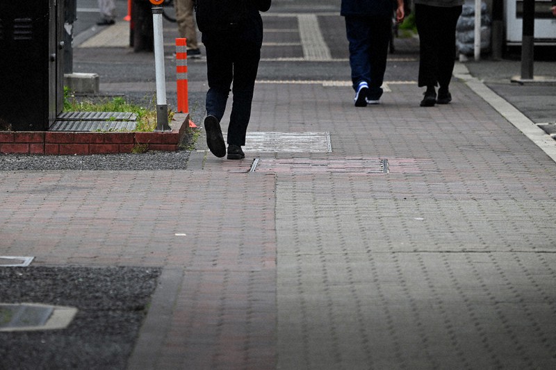 Tuyển 03 nam làm lát gạch