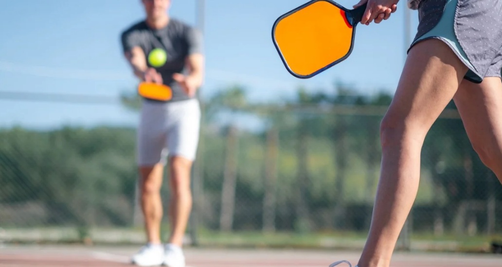 Hướng dẫn cách phát bóng Pickleball cơ bản đúng kỹ thuật