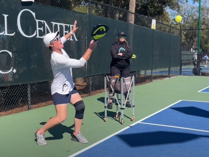 Cách thực hiện kỹ thuật giao bóng Pickleball chính xác