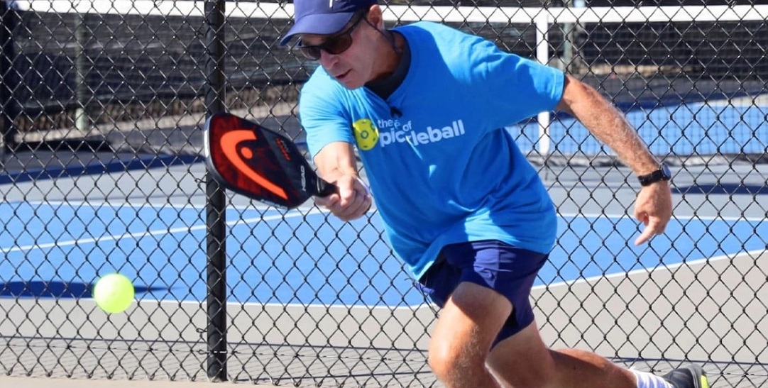 Cách thực hiện kỹ thuật giao bóng xoáy Pickleball (Screwball Serve)
