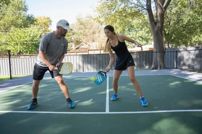 Cách thực hiện kỹ thuật lốp bóng trong Pickleball