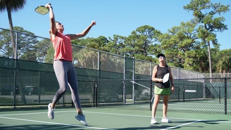 Cách thực hiện kỹ thuật lốp bóng trong Pickleball