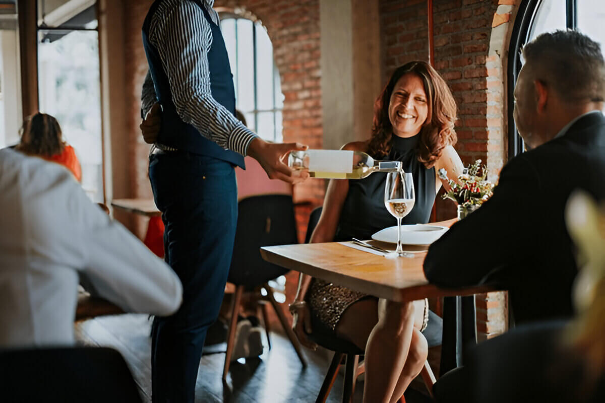 Công việc của Sommelier tương đối đa dạng, và sẽ tương đối bận rộn không chỉ để hiểu rượu vang mà còn là cách kết nối với khách hàng