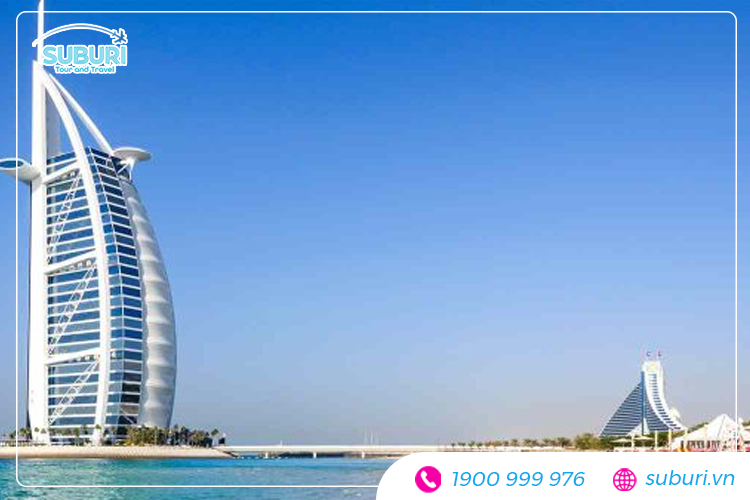 Du lịch Dubai-Abu Dhabi là chuyến đi không thể bỏ lỡ đối với những người yêu thích sự phát triển của con người và công nghệ. Bạn sẽ bị ám ảnh bởi những tòa nhà cao tầng sang trọng, những công trình kiến ​​trúc độc đáo và cuộc sống đô thị náo nhiệt của thành phố này.