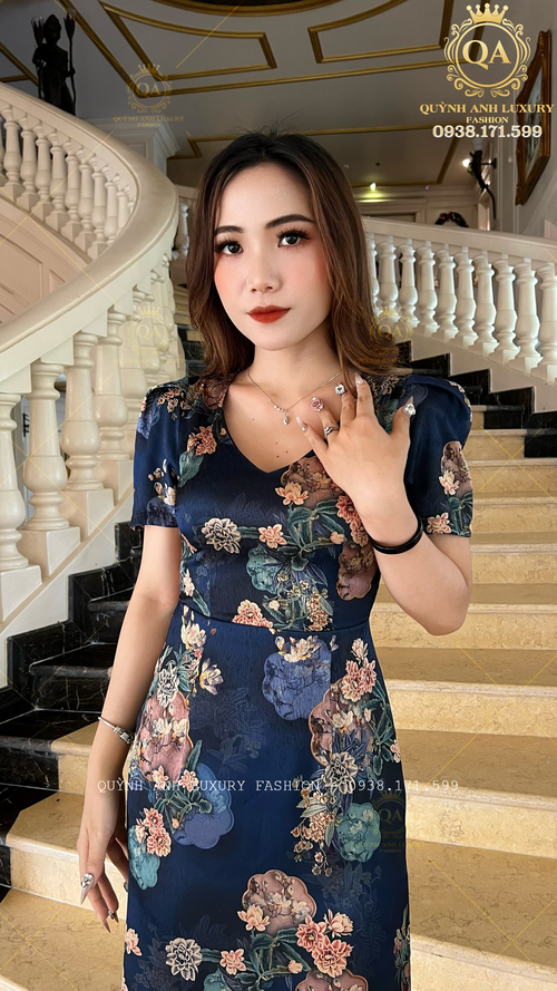 Lê Hoàng Phương diện váy dạ hội thiên nga vàng, đính nghìn viên đá pha lê  tại Bán kết Miss Grand International 2023
