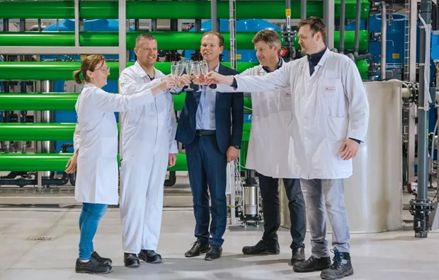 Lần đầu tiên chưng cất thành công nước uống sạch từ tiết lợn