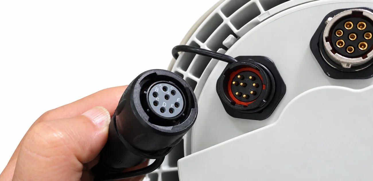 Cắm cáp tín hiệu ra vào IFC 070 F – Đầu nối cắm nhanh, khóa ren – không cần mở vỏ converter