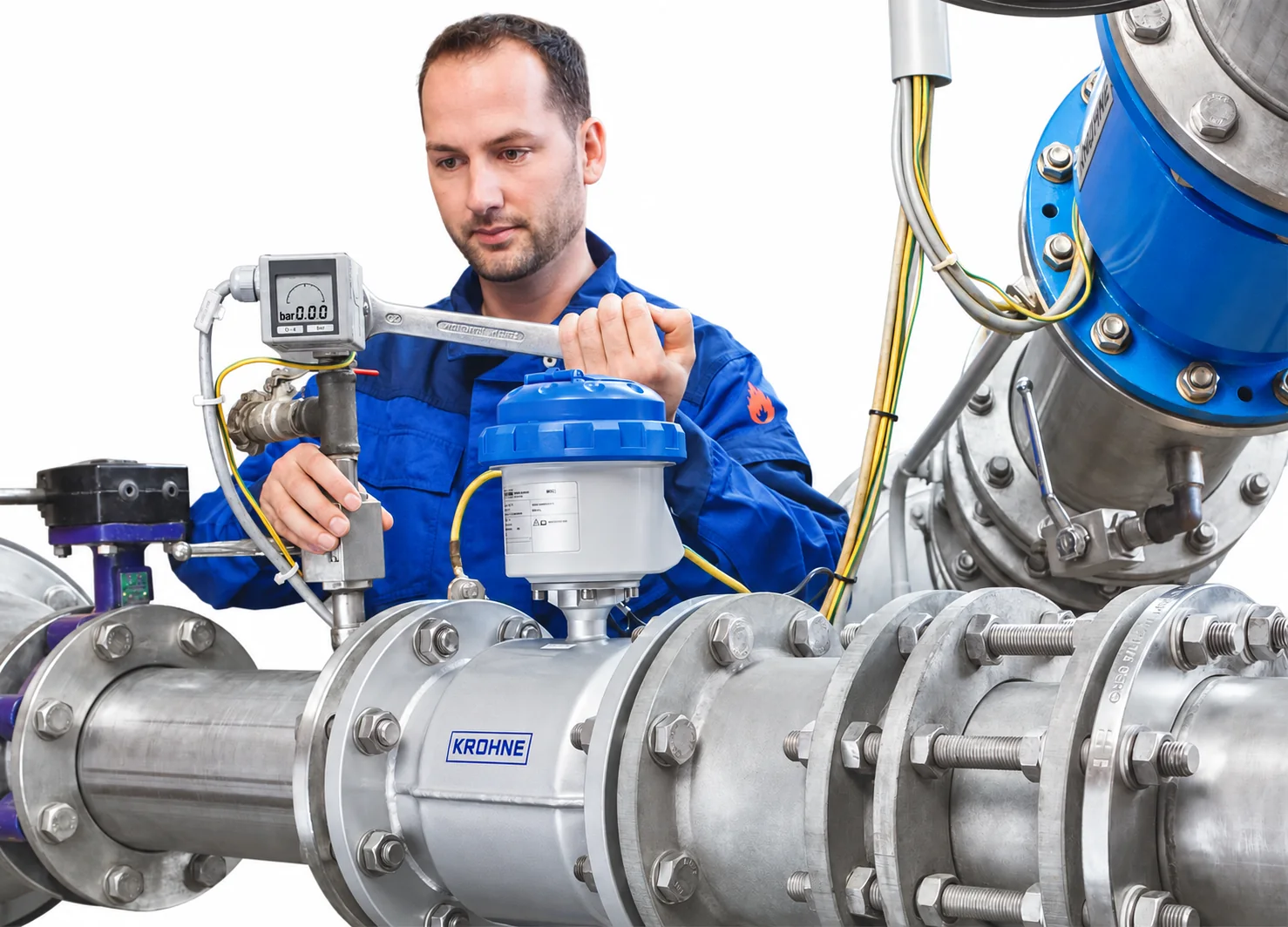 Kỹ thuật viên lắp WATERFLUX 3070 C trên tuyến ống – Kỹ thuật viên KROHNE lắp đặt trên tuyến ống