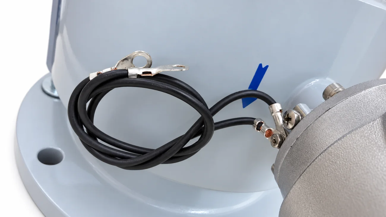Dây tiếp địa trên cảm biến WATERFLUX 3000 – Dây tiếp địa nối thân cảm biến với mặt bích