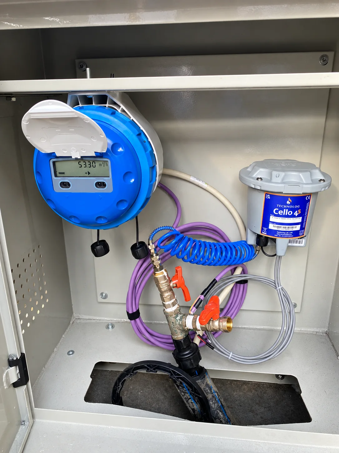 Tủ điểm đo: IFC 070 + datalogger Cello 4S, LCD 53,30 m³/h – IFC 070 → Modbus → datalogger Cello 4S, kèm đường lấy áp; LCD 53,30 m³/h