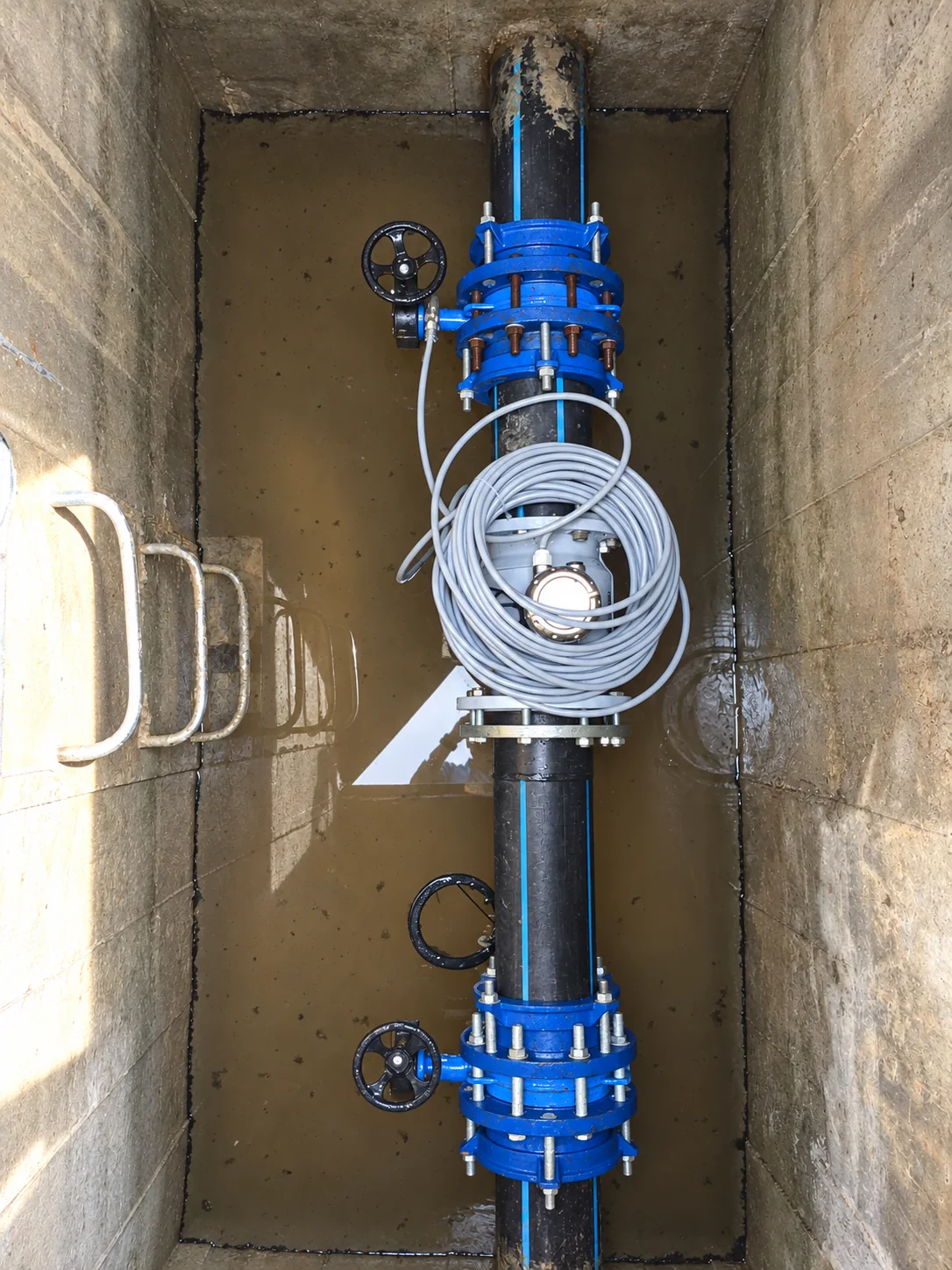 WATERFLUX 3070 F DN100 nối ống HDPE trong hố van – DN100 nối ống HDPE, van hai phía, khớp nối bù