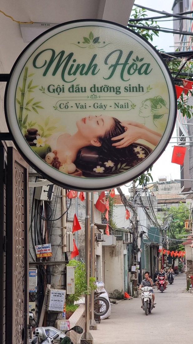 Biển hiệu Minh Hòa và lối vào tại Định Công Hà Nội