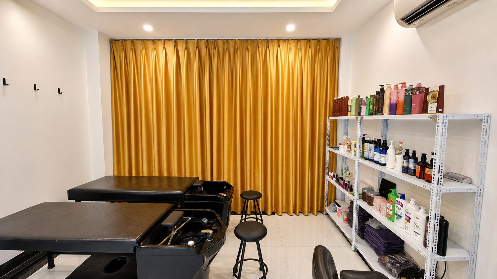 Không gian gội đầu và massage tại Minh Hòa Định Công với hai giường phục vụ
