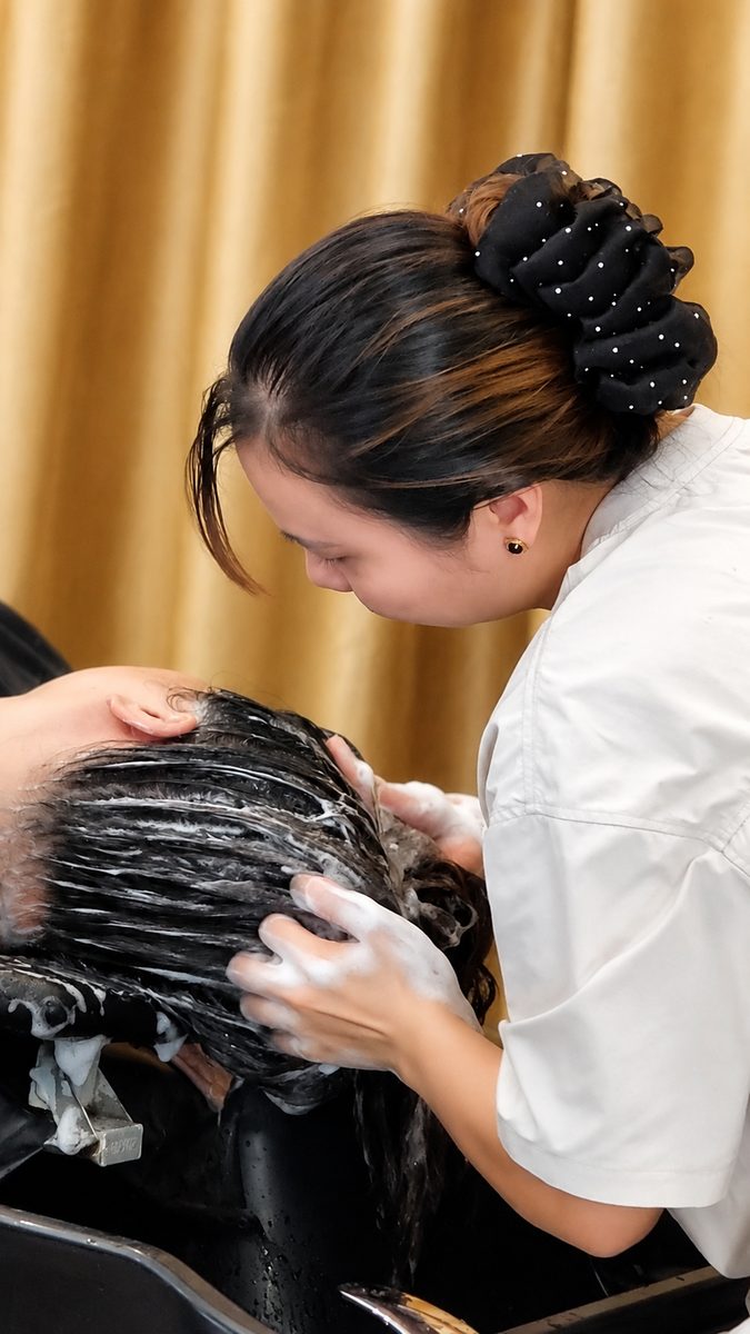 Thao tác gội đầu và massage da đầu tại Minh Hòa