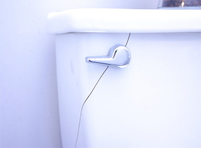 Bồn cầu bị rỉ nước do bể chứa nứt