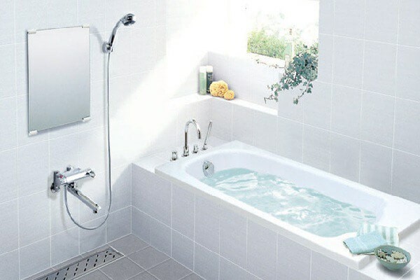 Bồn tắm kiểu đơn giản cho hộ độc thân