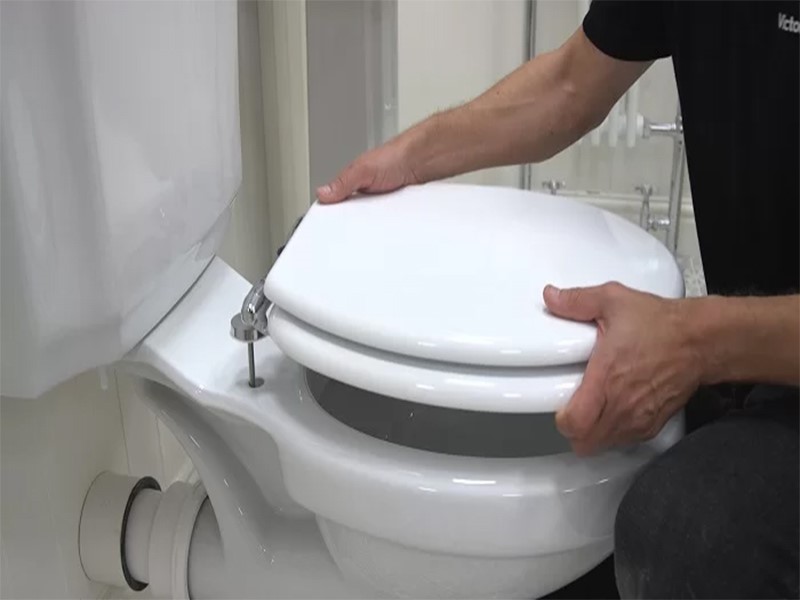 Hướng dẫn thay nắp bồn cầu