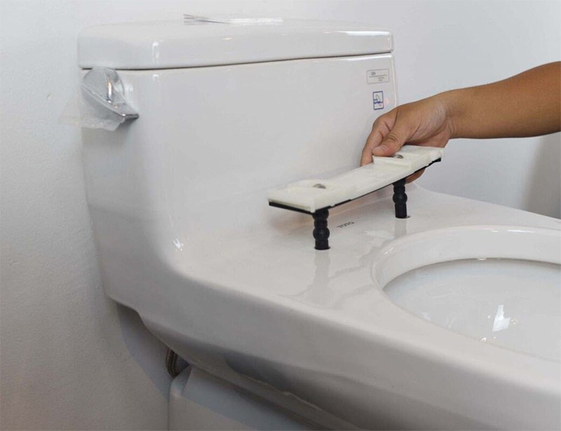 Lắp đặt nắp bồn cầu