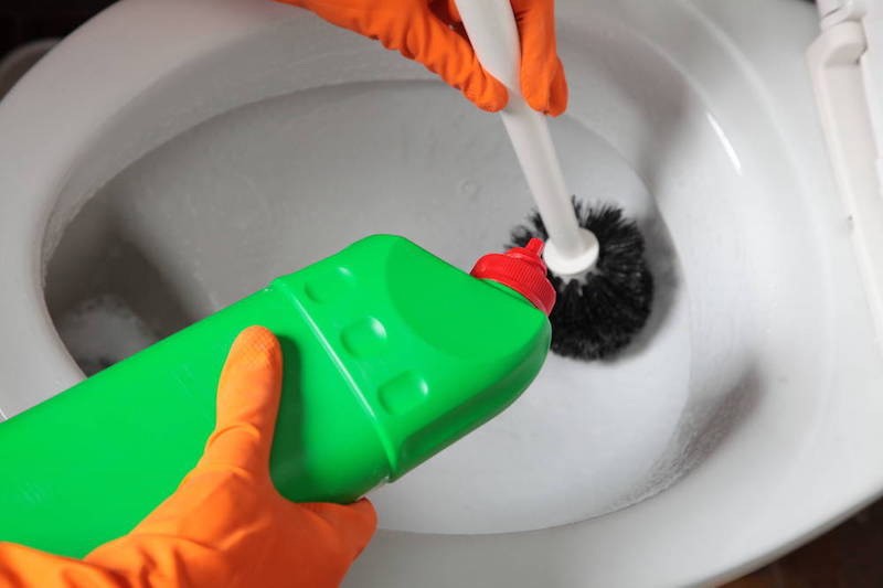 Sử dụng chất tẩy rửa chuyên dụng