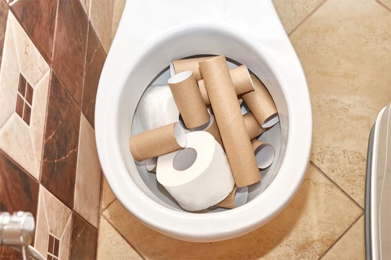 Sử dụng quá nhiều giấy vệ sinh khiến bồn cầu bị tắc
