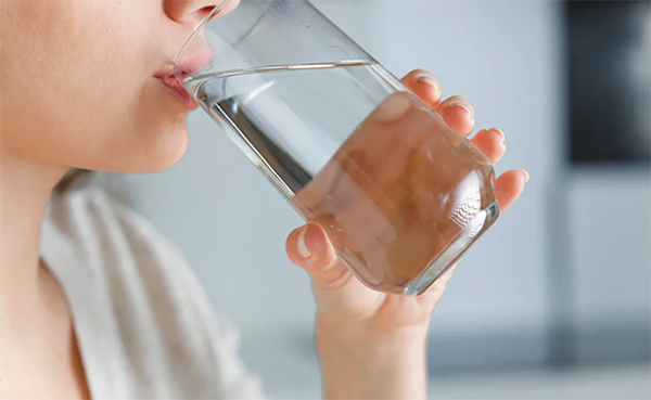Uống đủ nước giúp khoang miệng không bị khô, trung hòa acid và loại bỏ vi khuẩn