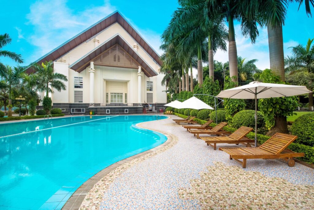Hệ thống bể bơi hiện đại dành cho khách hàng