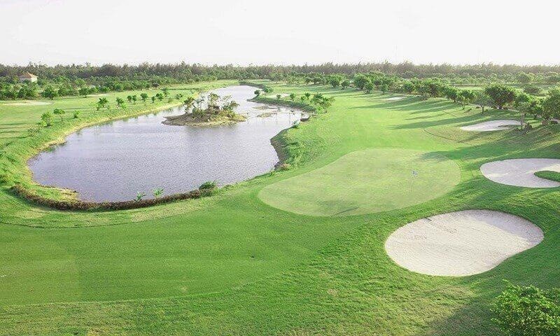 Sân golf 18 lỗ tọa lạc trong khu du lịch sinh thái Mường Thanh