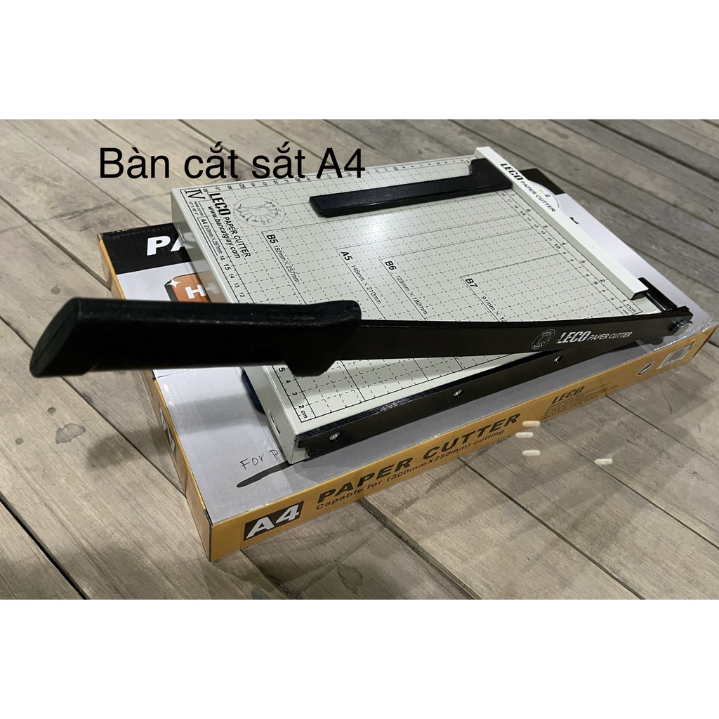 Bàn cắt giấy A4 sắt - Có thanh chặn giấy