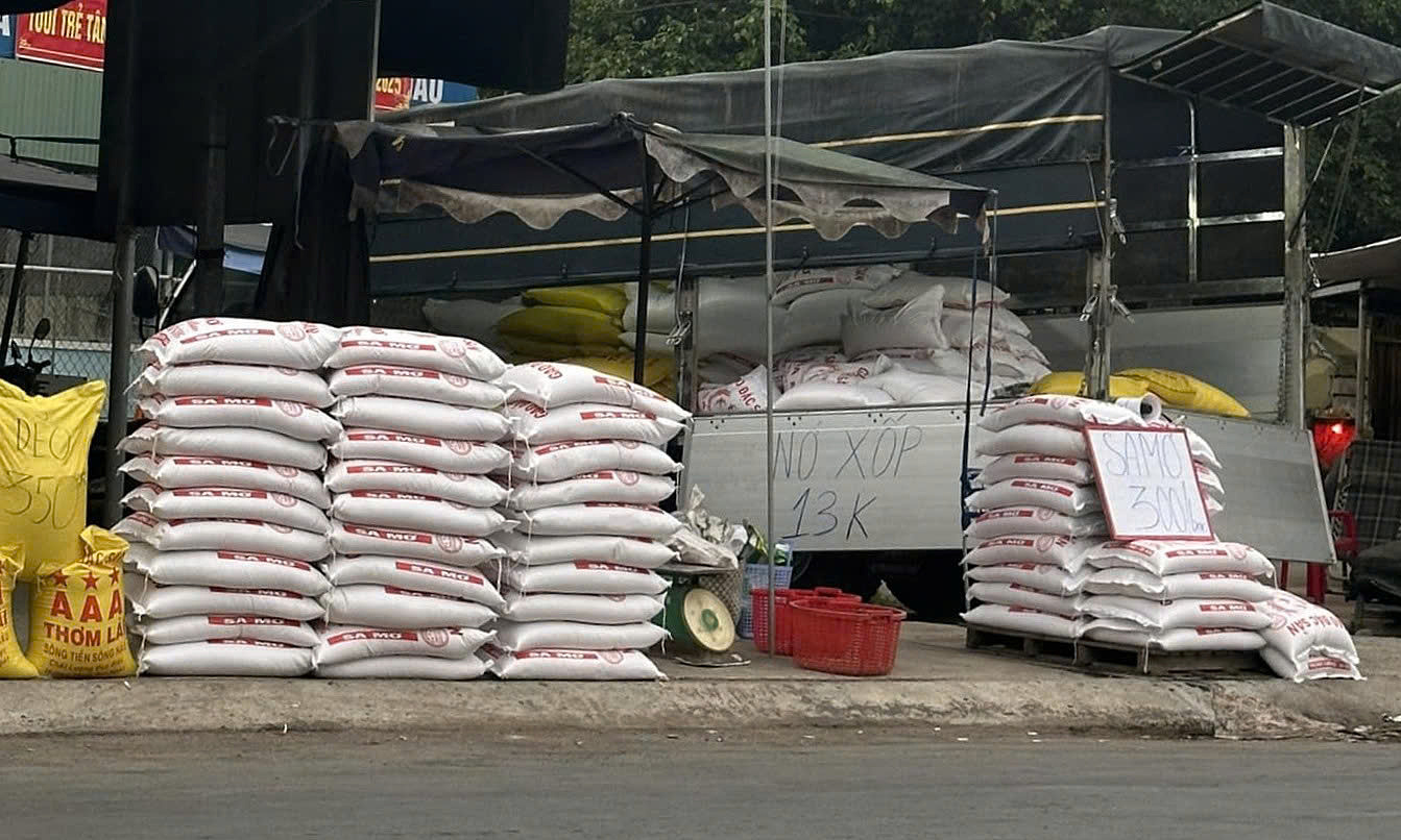 Tiểu thương bán gạo giá rẻ ven đường ở miền Tây