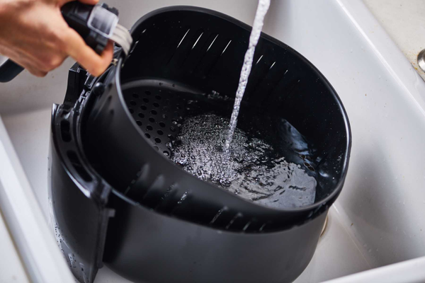 Cách vệ sinh nồi chiên không dầu đúng cách