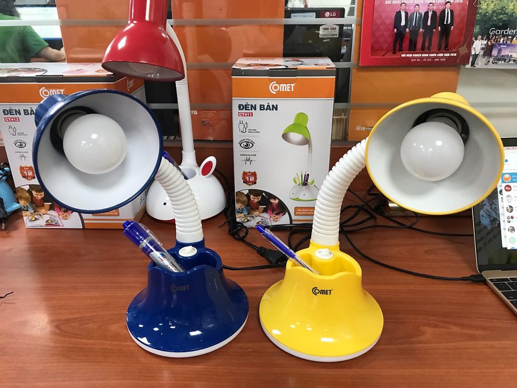 ĐÈN BÀN COMET CT413