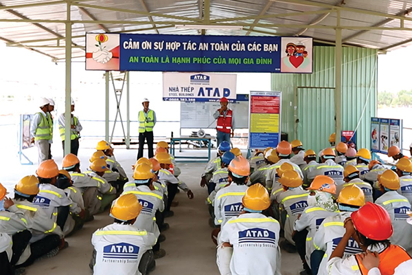 An toàn nhà thép: Nhà thép được đánh giá cao về tính an toàn bởi sự chịu lực, chống chịu mọi tác động từ thiên nhiên. Với đội ngũ chuyên gia kinh nghiệm, chúng tôi cam kết cung cấp các sản phẩm nhà thép cao cấp, đạt tiêu chuẩn an toàn quốc tế. Bên cạnh đó, chúng tôi cũng đảm bảo rằng các sản phẩm của chúng tôi luôn được lắp đặt đúng qui trình và tiêu chuẩn, để sự an toàn của khách hàng luôn được bảo đảm.