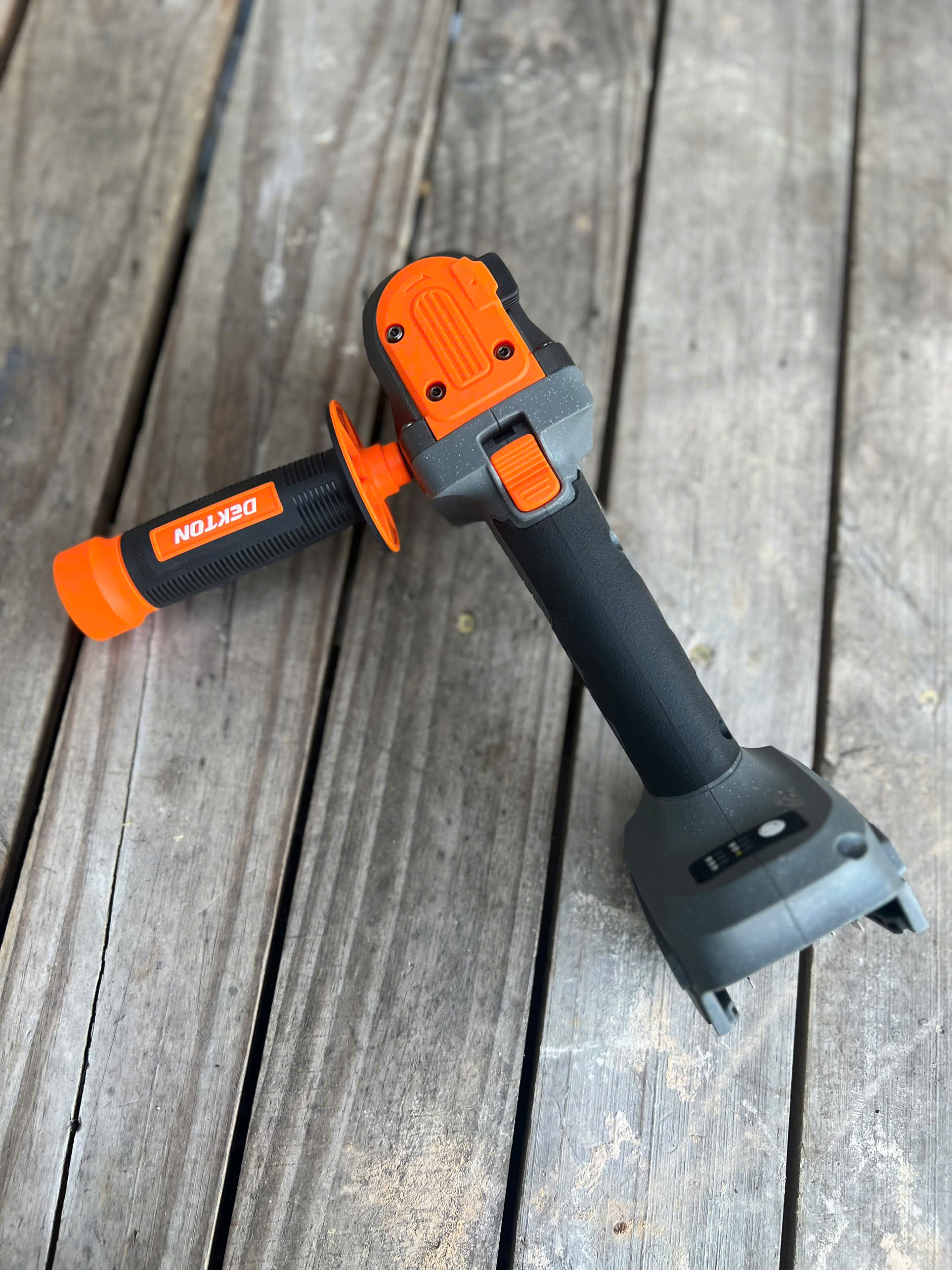 Máy Mài Góc Không Bánh Răng Dekton M21-AG1020GLT, 100mm, 10200 RPM