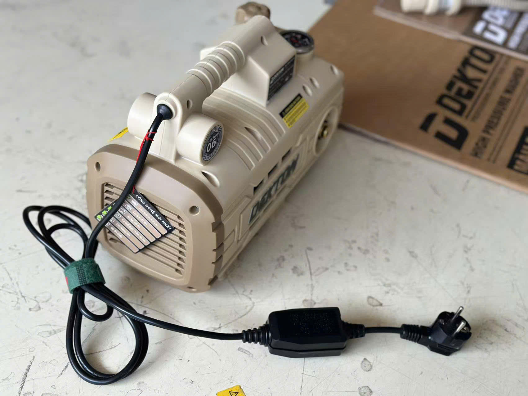 Máy Xịt Rửa Xe Mini Dekton DK-CWR2200VTG 790W (Có Chỉnh Áp, Chống Giật, Dây Đồng)