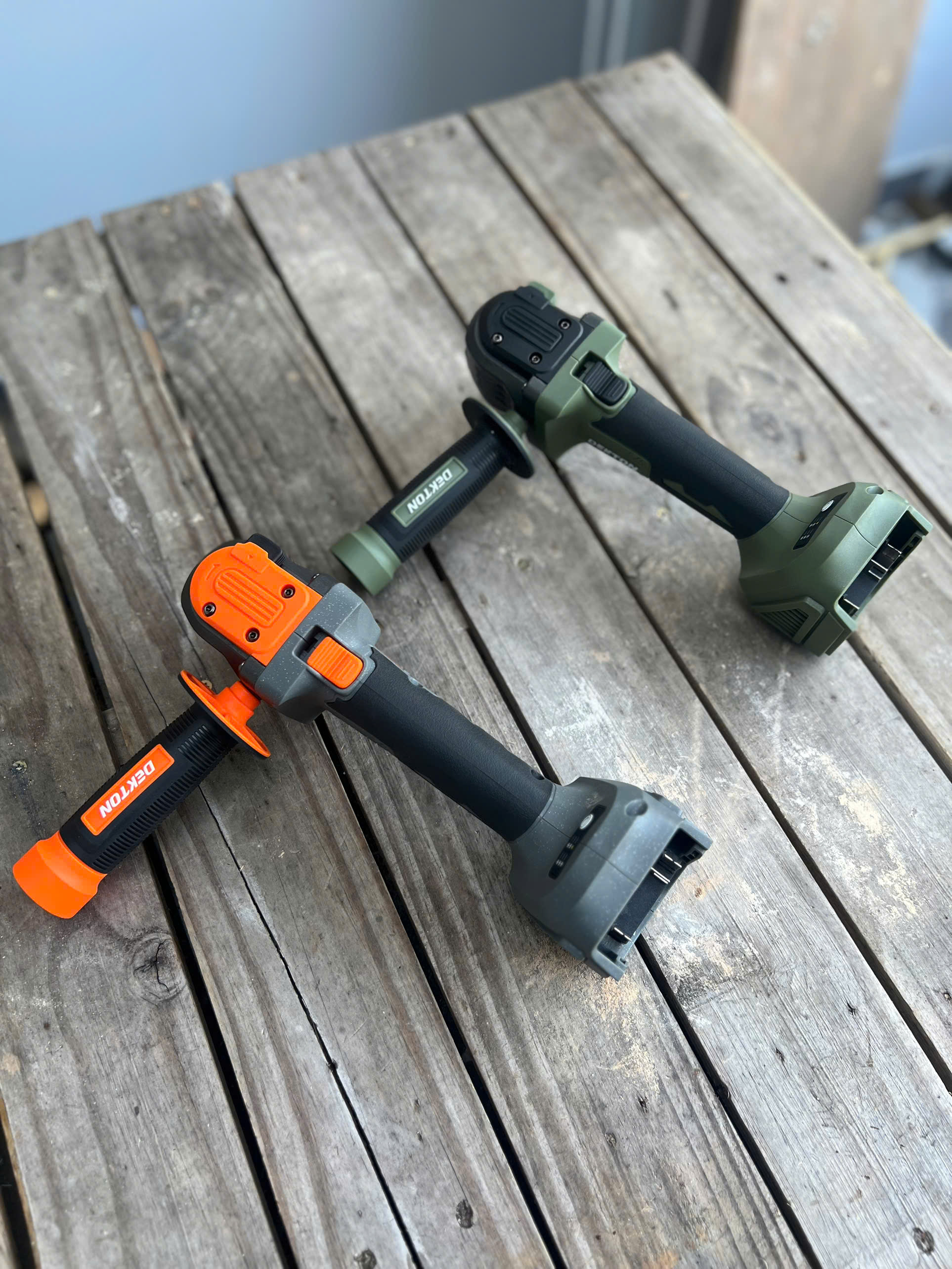 Máy Mài Góc Không Bánh Răng Dekton M21-AG1020GLT, 100mm, 10200 RPM