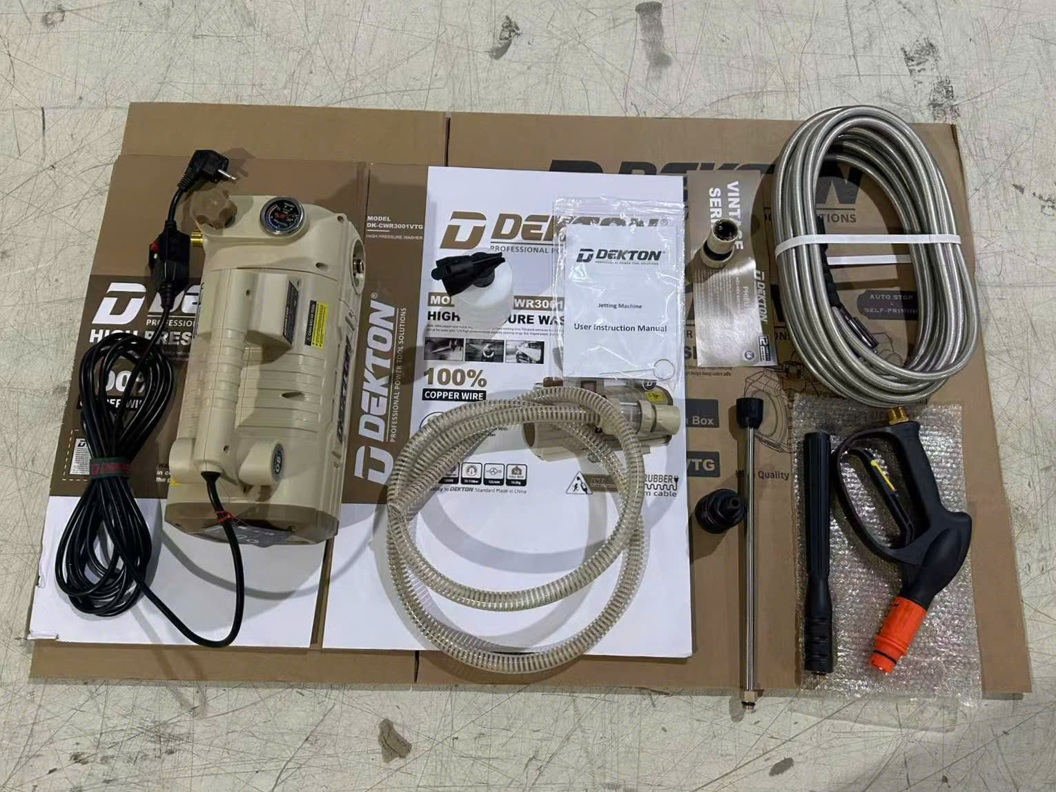 Máy Xịt Rửa Xe Mini Dekton DK-CWR3001VTG 1350W (Chỉnh Áp 110 Bar, Dây Đồng 100%, Dây Xịt 12M)